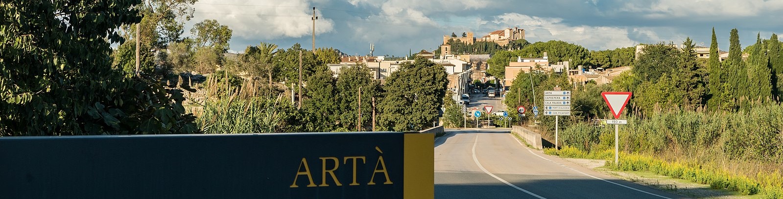 Vue sur Artà avec le sanctuaire de Sant Salvador